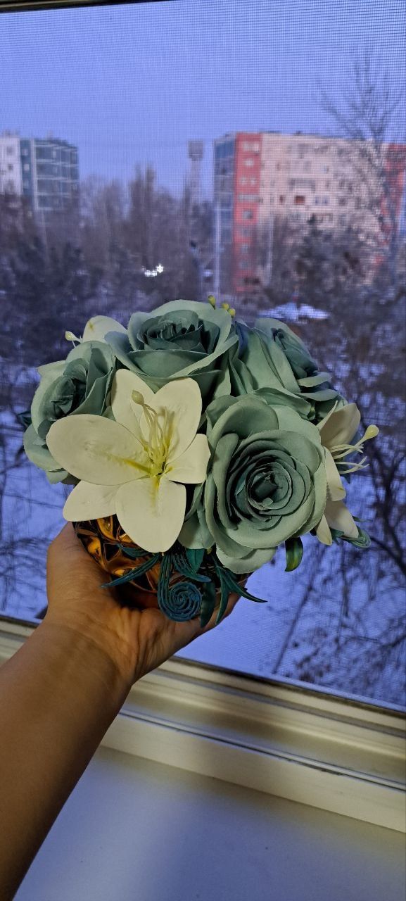 Golland atirguli va liliya kompozitsiyasi