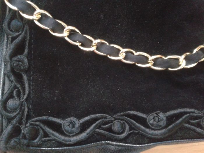 Намалена - Елегантна дамска чанта с черен велур и декорация в златисто