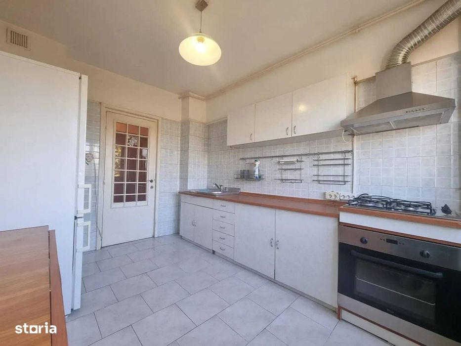 Apartament 3 camere  bd.Obregia-Sanitare si Electrice schimbate