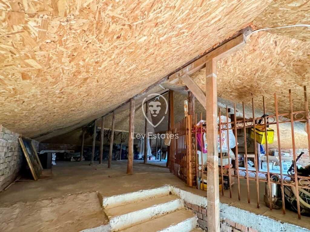 Двуетажна къща с басейн в град Камено, област Бургас