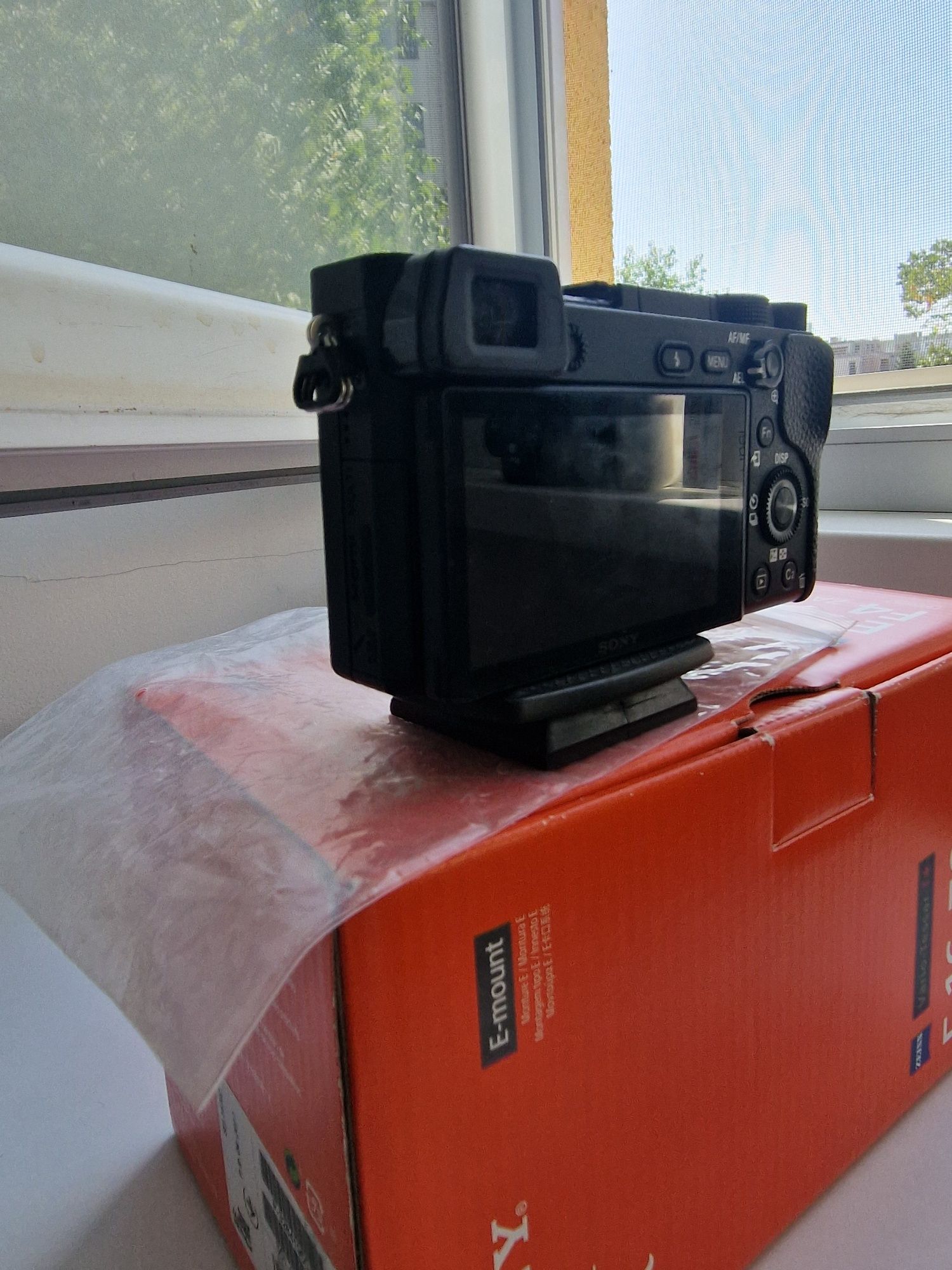 Sony A6300 със статив.