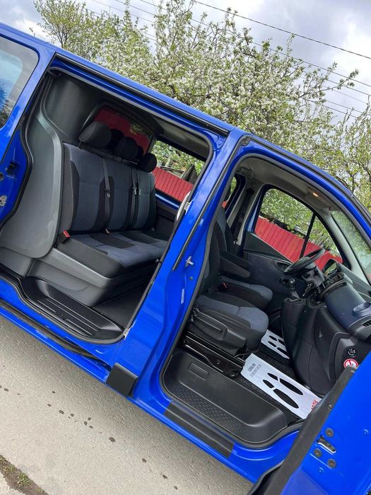 Vand opel vivaro cu 5 locuri si duba nu renault