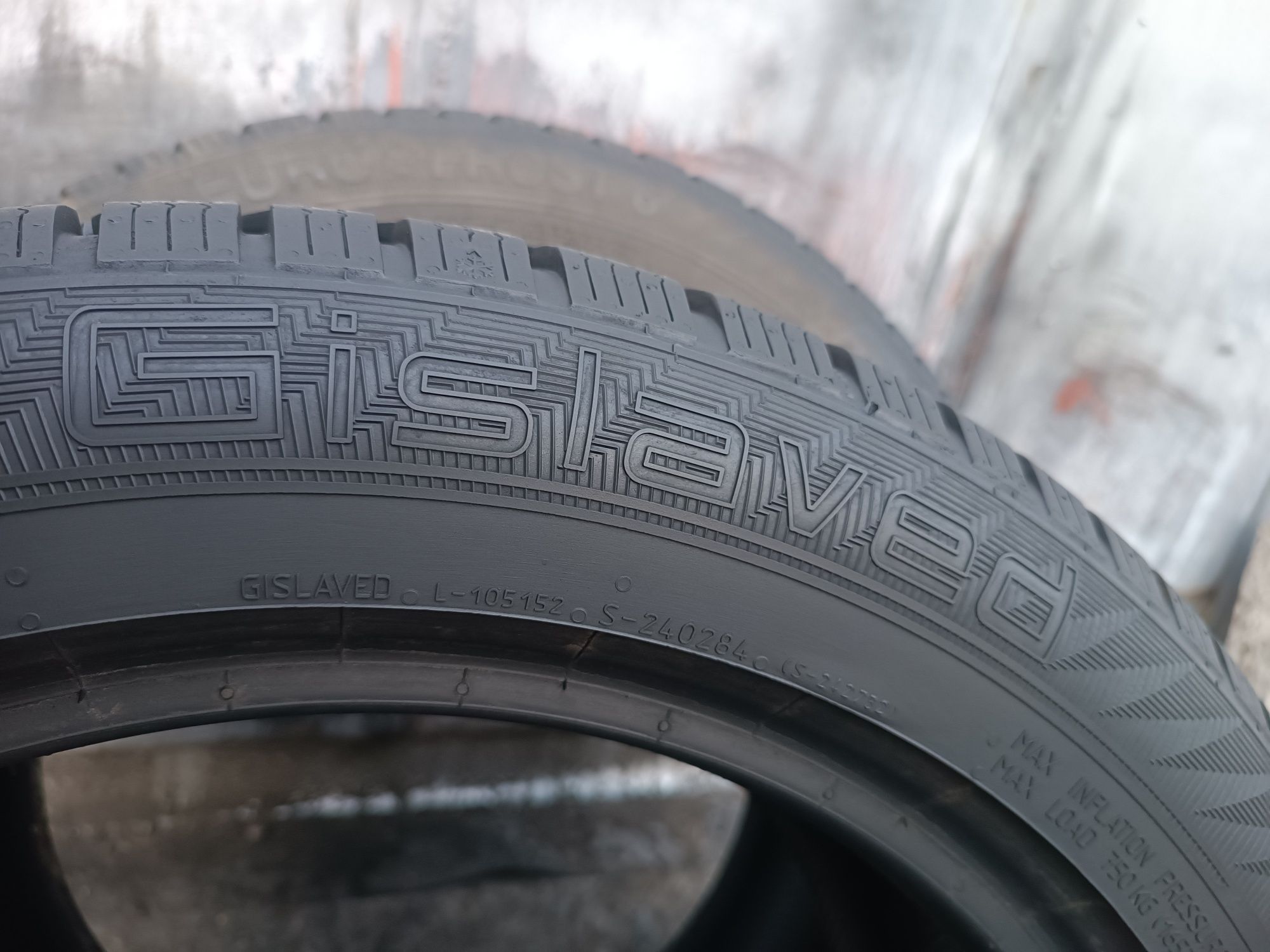 225/50/17 Vredestein