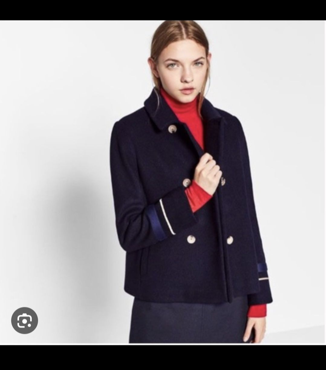 Palton scurt  Zara din lână 
Rând dublu de nasturi, cu detalii aplicat