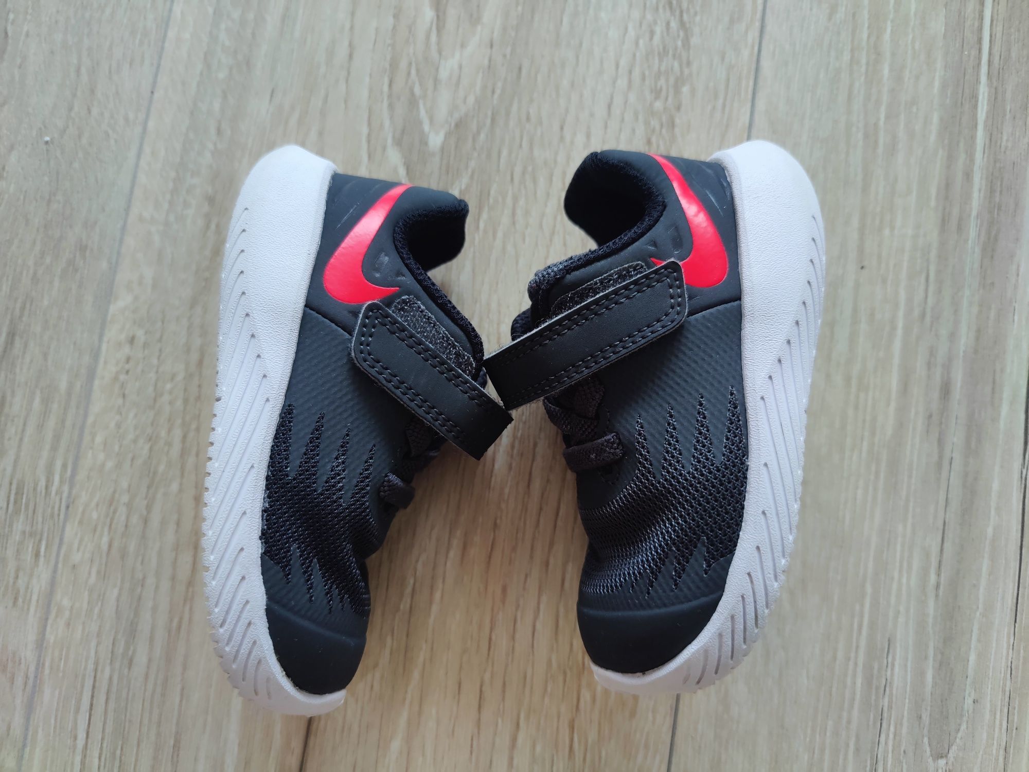 Adidași Nike mărimea 21. O purtare