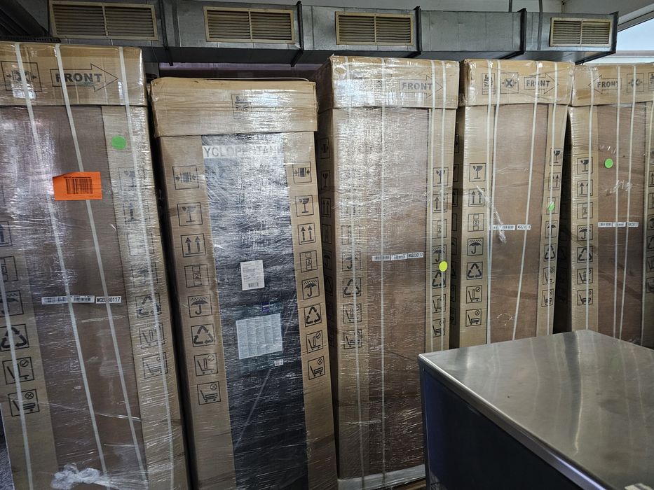 Хладилник GSC2350B с стъклена врата, 324 L, черен, 180w,990лв за бр,