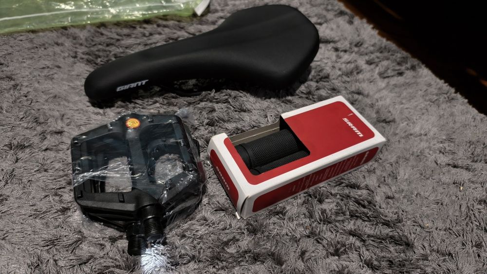 Седло, грипсы и педали для велосипеда