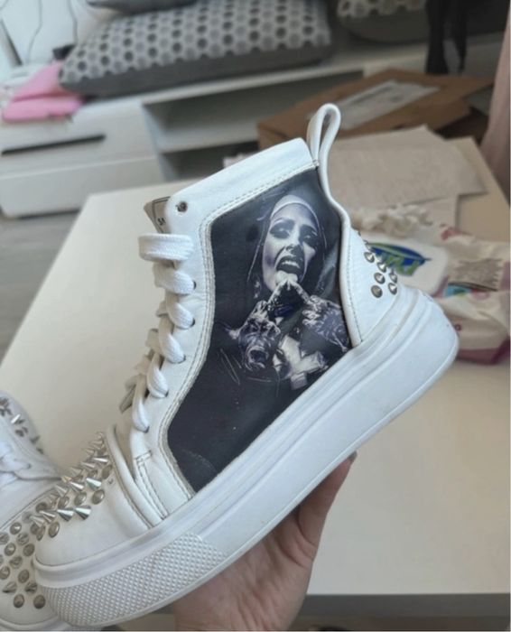 Vand adidasi facuti pe comanda sarbu