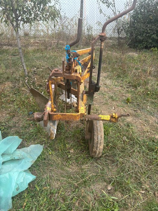 Vând plug cu 3 trupițe