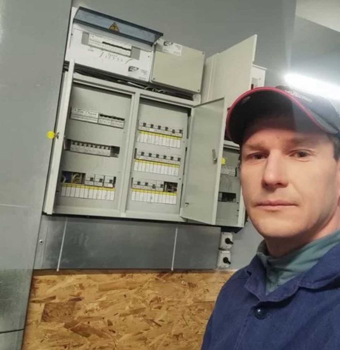 Электрик срочно недорого. Подключение электроплиты люстры бра