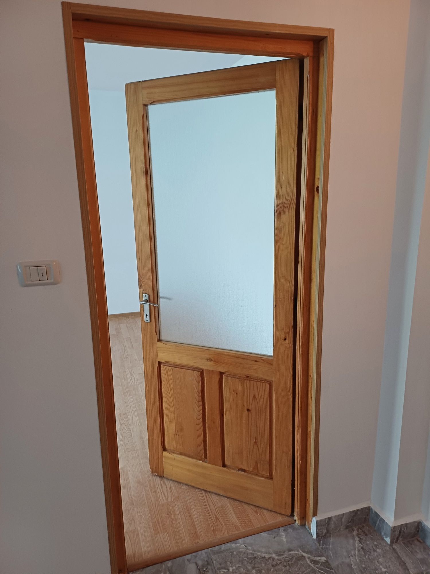 Închiriez apartament decomandat
