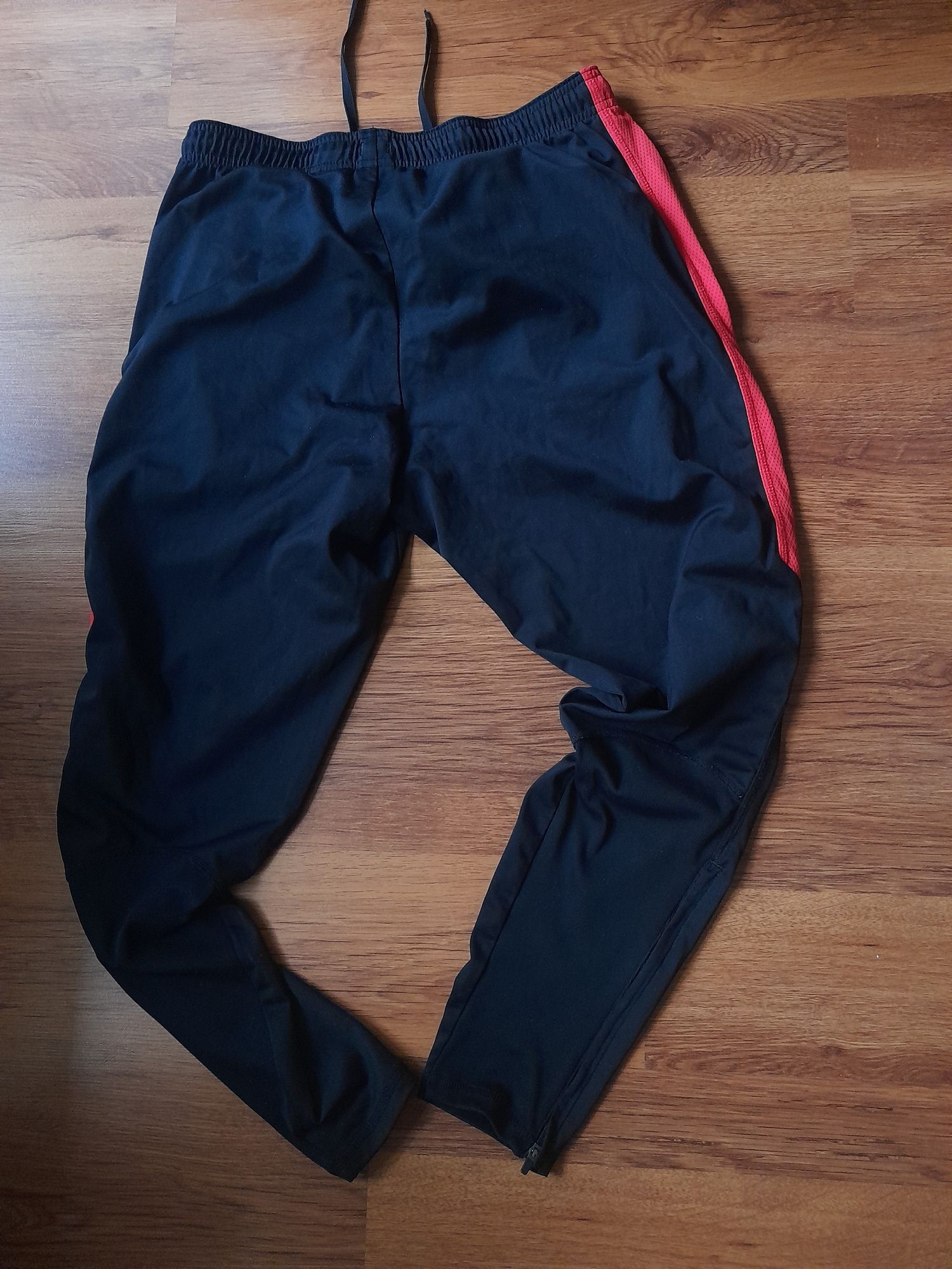 Nike dri fit мъжко долнище L размер.