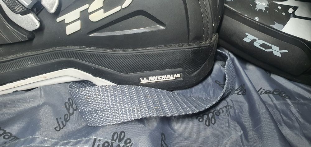 Vând ghete albe mărimea 42 noi și ghetele negri mărimea 46