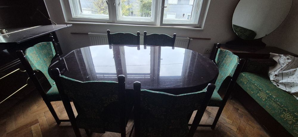 Masa cu scaune din lemn