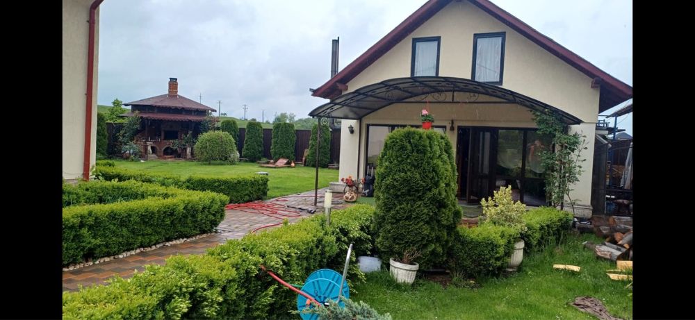 Vând casă + anexă