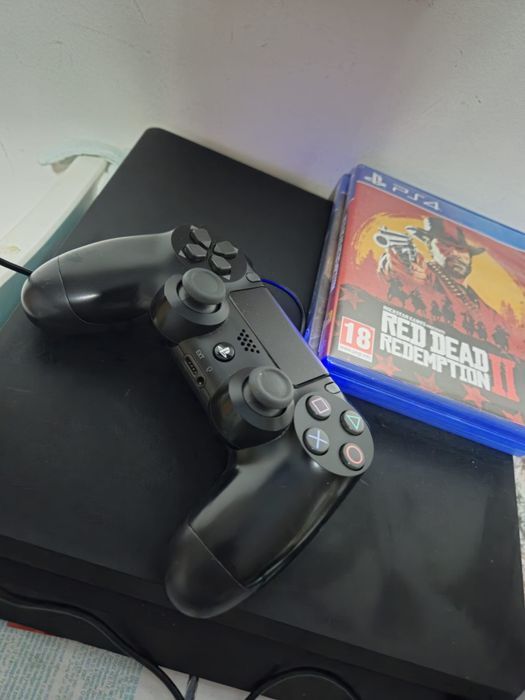 PlayStation 4 Slim preț 800 lei negociabil!