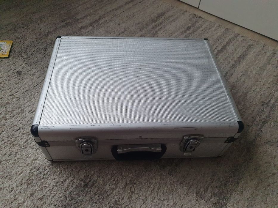 Lumini ambientale ADJ MEGA 64 PROFILE PLUS cu valiza și telecomandă.
P