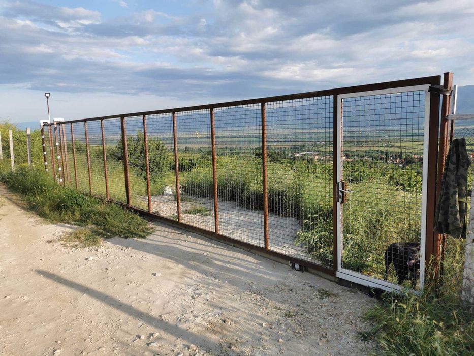 Голям парцел с двустайно сглобяемо жилище и черешова градина