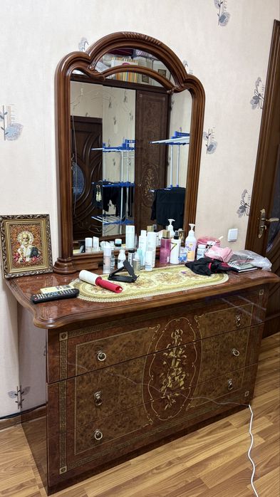 Продается красивый спальный гарнитур