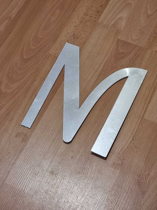 Litera M din aluminiu reflectorizant - 20x23cm