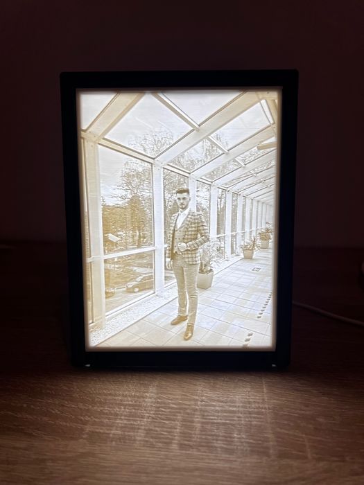Portret litofan personalizat 3D – Cadou unic, magic în lumină