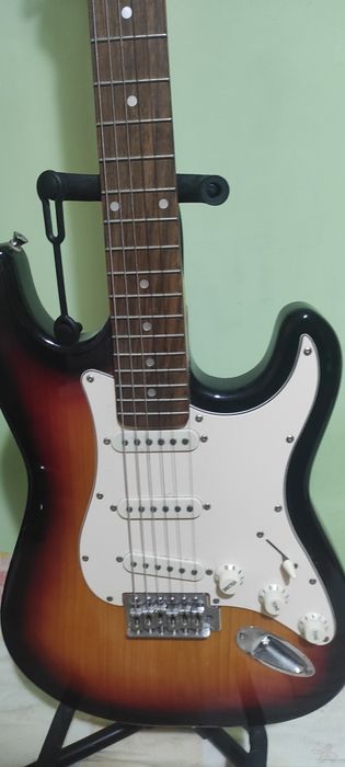 Електрическа китара Rockburn + усилвател Stagg + стойка – комплект