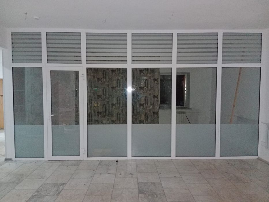 Пластиковые перегородки с дверью