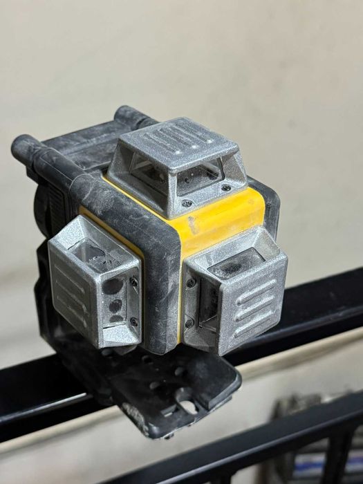 Лазерен Нивелир 3D с 16 линии 360° KrafT Royal + 2 батерии и зарядно