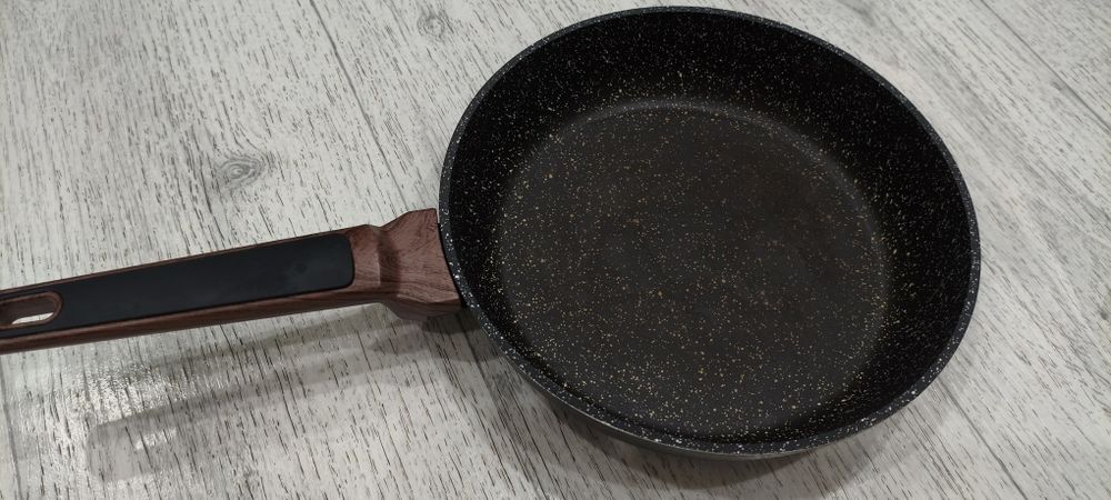 Сковорода фирмы Fissman с антипригарным покрытием