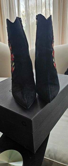 Черни боти естествен велур с бродерия.