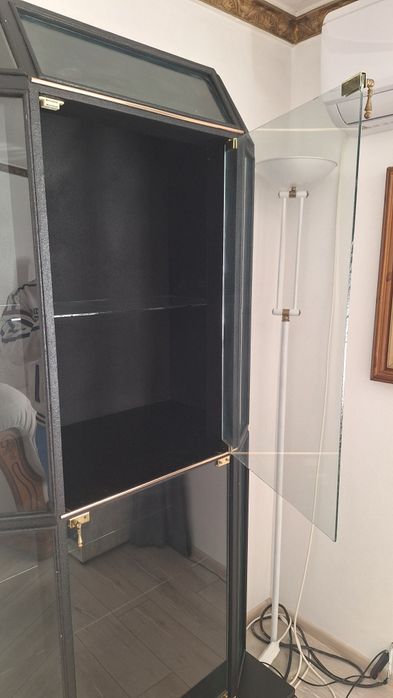 Холова витрина с долен голям шкаф