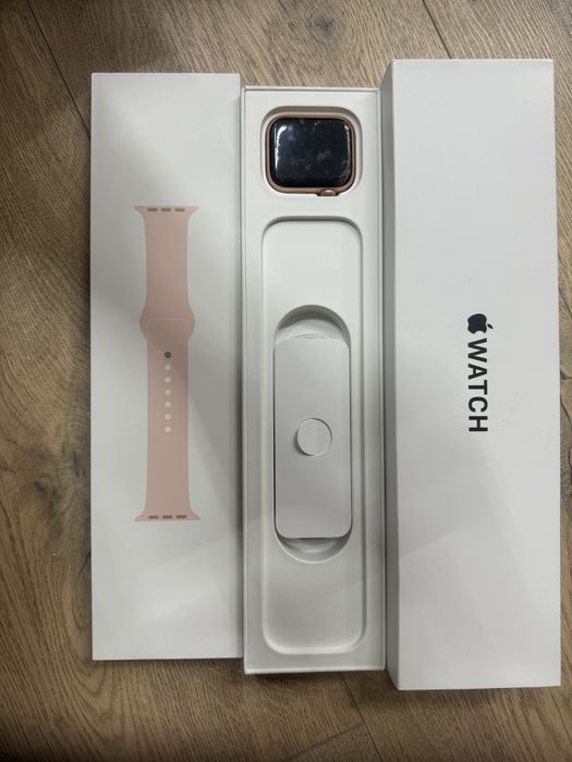 Продается Apple Watch SE gold 44mm