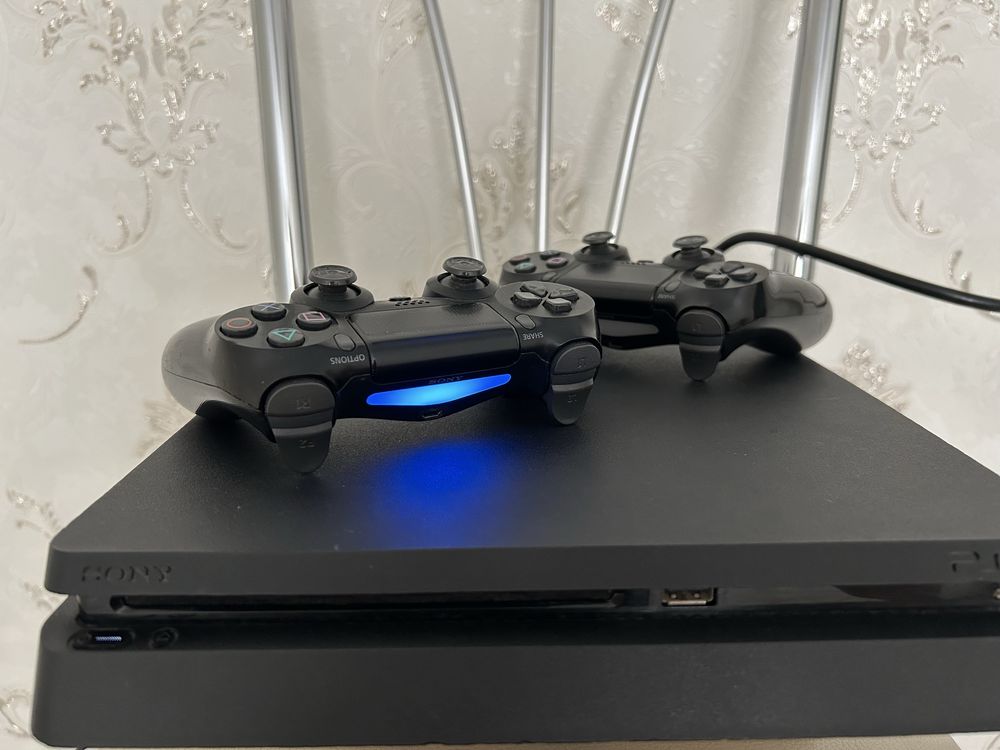 PS4 Slim 1TB + 2 джойстика + игры + PS Plus Extra