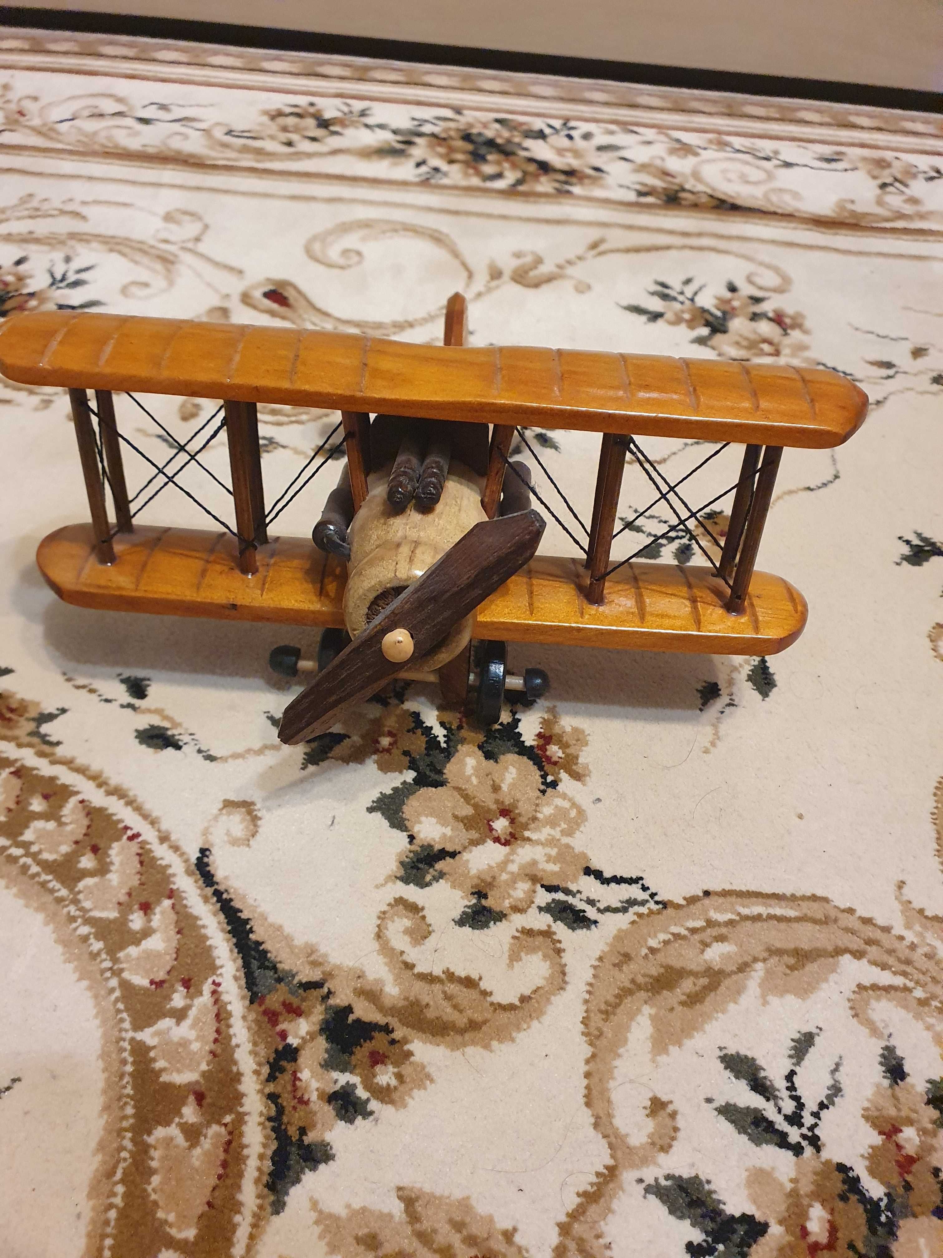 Avion de lemn lacuit