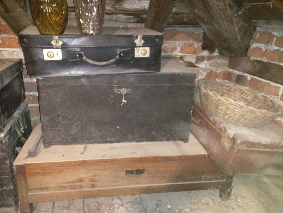 Много стари куфари и сандъци