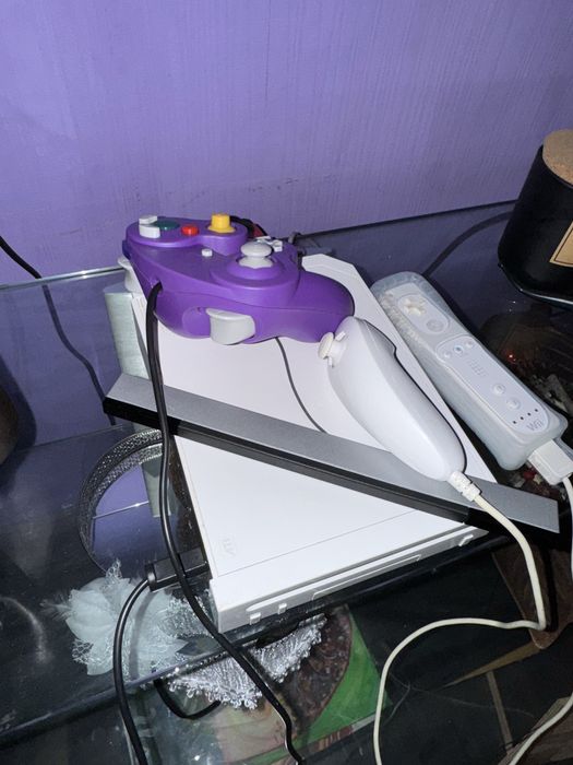 Nintendo Wii с 3000+ инсталирани игри + ЧИСТО НОВ GameCube контролер.
