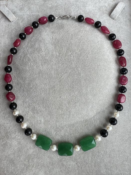 Colier confectionat din smarald, rubin, onix, perle si argint