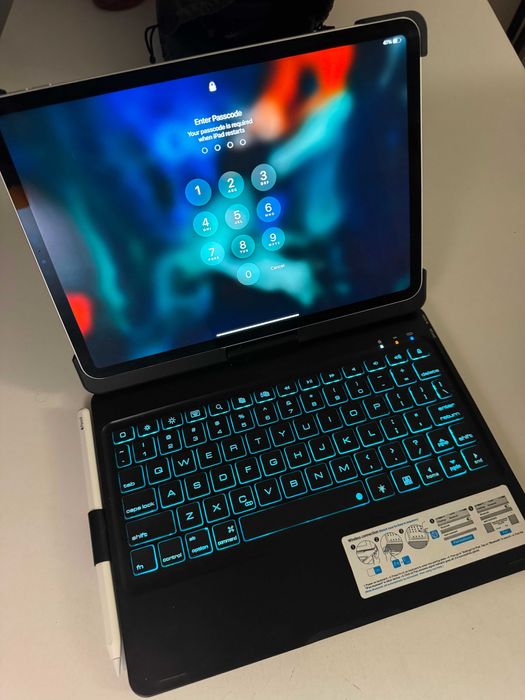 Carcasa Hard cu Tastatura iluminata Apple iPad Pro 11 inch