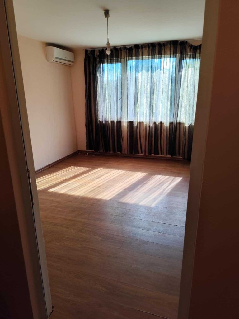 Дава се под наем Едностаен апартамент в Русе, Център - 48 кв.м за 255 € - Снимка #2