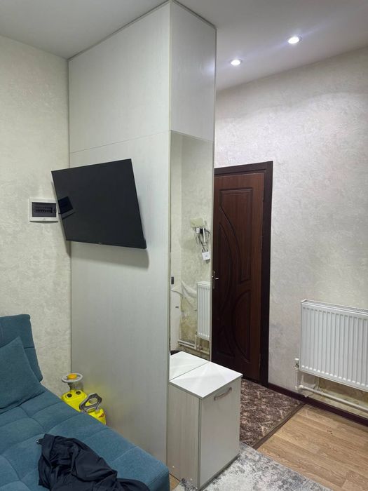 Срочна сотилади. 1 хона  Янгиҳаёт метро 3-бекат