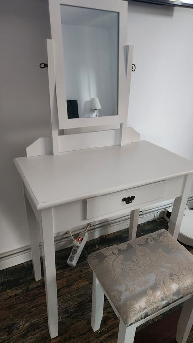 Masuta machiaj cu scăunel noua