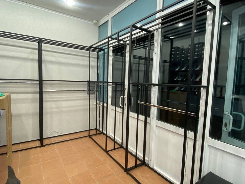 Продаются готовые стелажи для магазина одежды
