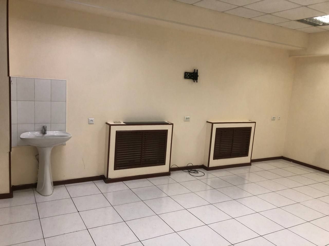 В доль дороги Офис помещения Первушка 127m2.