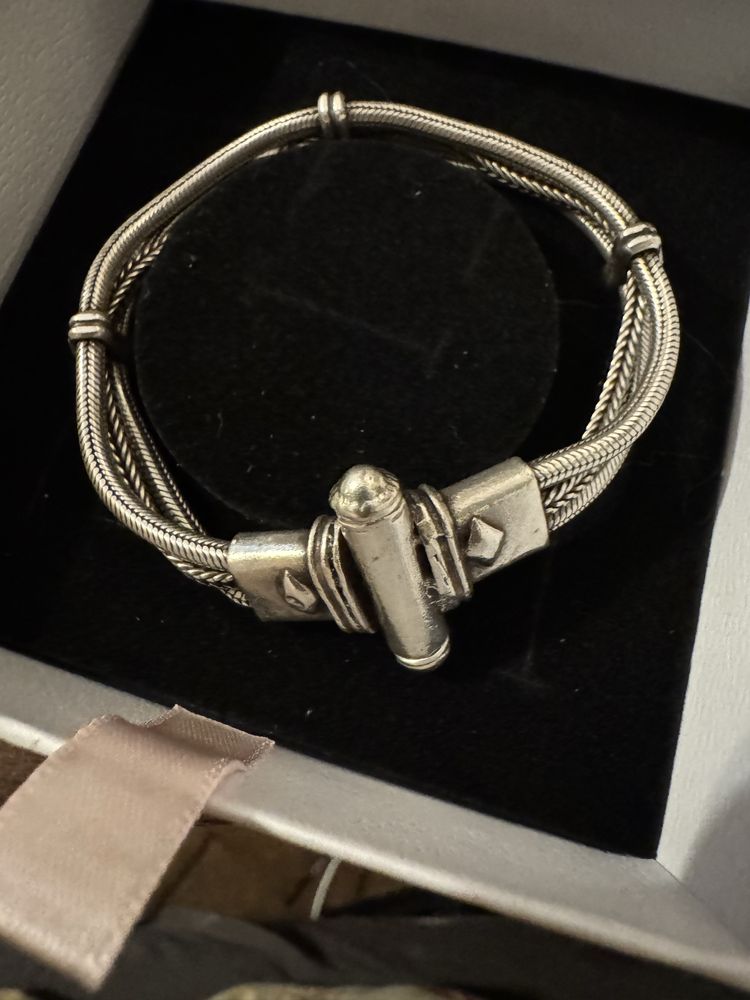 Vand diferite modele de Pandora originale, cu charmuri