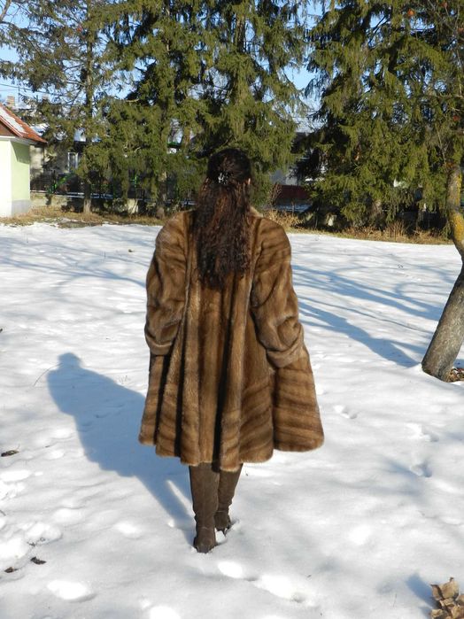 ELEGANTA LA SUPERLATIV!Sublima haina din blana de vizon capuccino.