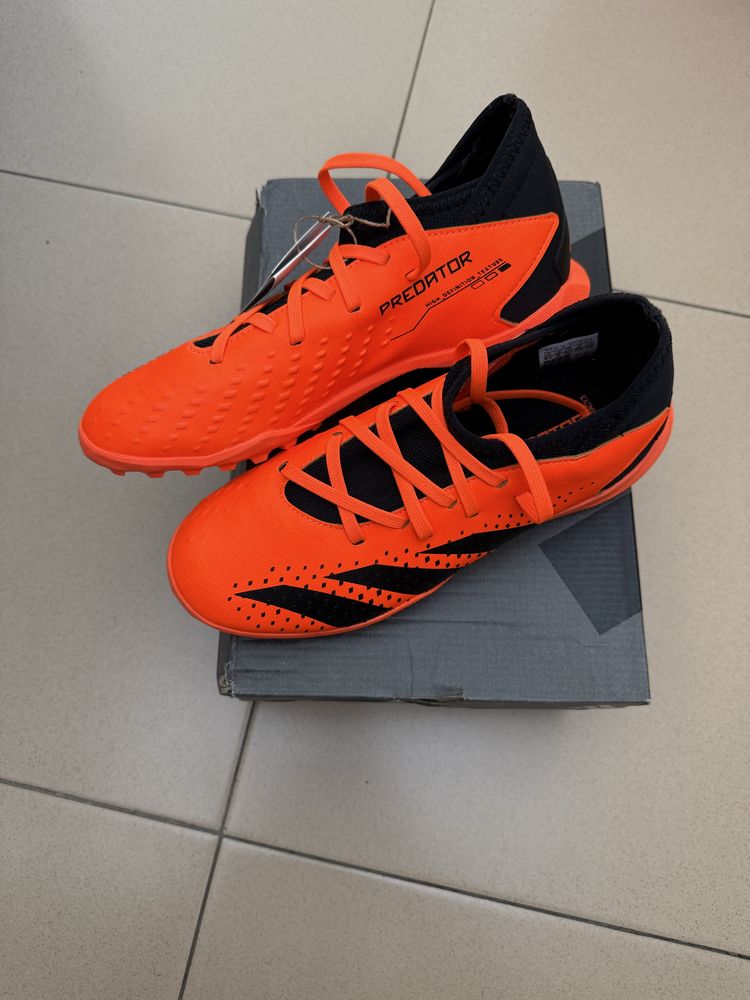 Футболни нови обувки /стоножки/ Adidas Predator