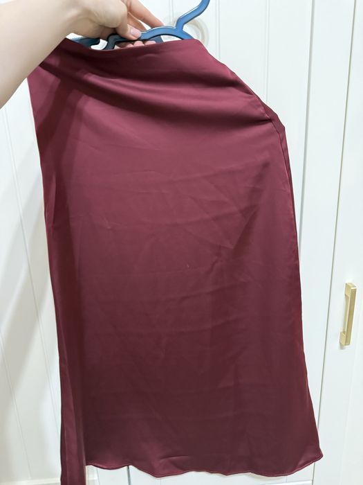 Атласная юбка, бордовая, очень классная, мне по размеру не подошла(