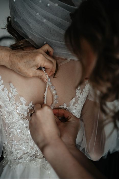 Rochie de mireasă ivory cu trenă regală și mâneci din dantelă