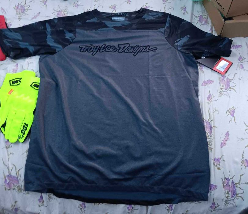 Tricouri Troyleedesigns