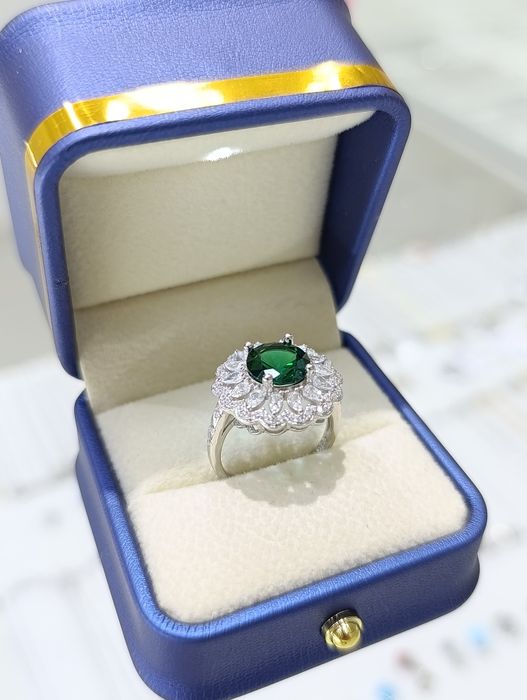 Серебряное кольцо с Изумрудом синтетик и Цирконием